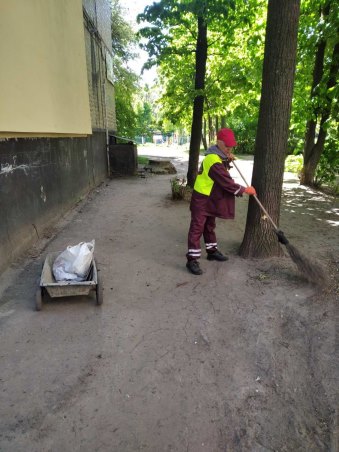 В Харькове убирают дворы и парки